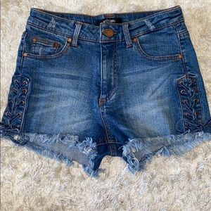 CUTE HIGH WAISTED TIED JEAN SHORTS!!